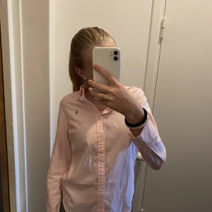 Jättesöt Ralph lauren skjorta🥰🥰 - Såå söt Ralph Lauren skjorta🥰Använd ett fåtal gånger och säljer då den inte passar längre❤️