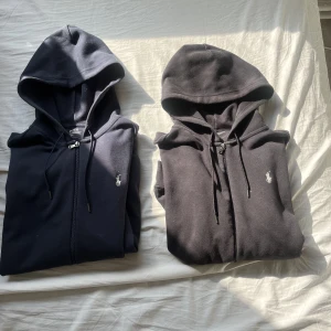 Ralph Lauren hoodie - Två Ralph lauren Hoodies i svart och marinblå. Inga som helst fel. Säljer för att jag har växt ur dom. Sjukt snygga och passar till allt. Nypris är cirka 1500kr. Jag säljer för 549 styck.