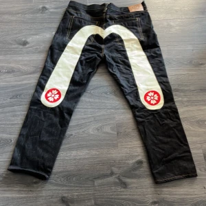 Evisu jeans  - Evisu daicock jeans i storlek 38x34 men passar mer 34x32 för en baggy fit  Skriv för fler bilder