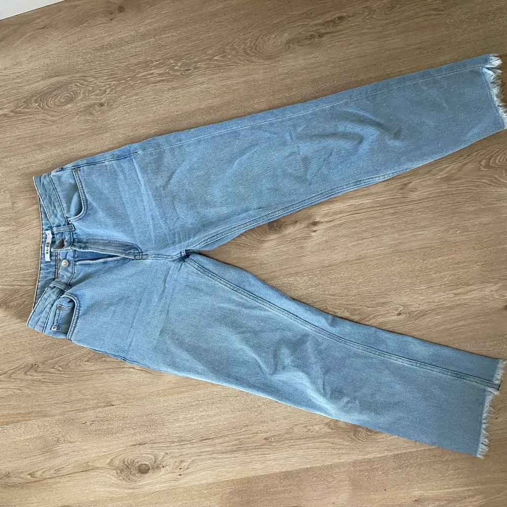 Jätte fina jeans från NAKD. Fina detaljer i slutet av benen. 😍dem är som nya. 250kr+frakt. Jeans & Byxor.