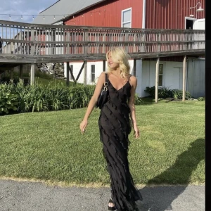 Svart volang klänning - Super fin sommar/bal klänning! Jag är 167 och den är lite lång (bud på 450)