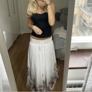 Långkjol - Säljer denna Långkjol från Zara. Har du någon fråga är det bara att höra av sig❤️