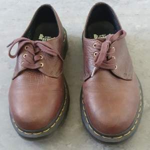 Sparsamt använda bruna dr martens 1461 skor. Storlek 36