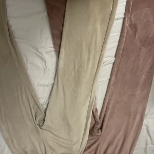 Mjukis från Gina - Två par mjukis från ginatricot. Dem saknar band för att knyta dp dem åkt ur. Båda två för 150 kr. Andvända men i fint skick 