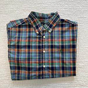Ralph Lauren skjorta - En oanvänd Ralph Lauren skjorta i barnstorleken: L (14-16y) motsvarar nog XS. Paketpris på skjortor under min profil: 200kr st.
