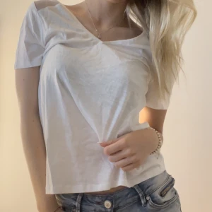 T Shirt - Helt ny oanvänd t shirt (lappen sitter kvar). Säljer pgv att den aldrig kommit till användning 💕