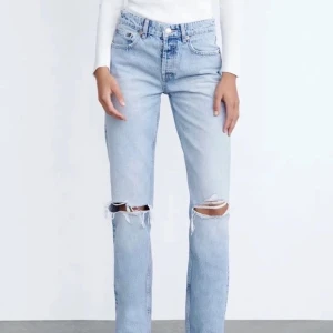 Zarajeans - Midrised jeans med hål från zara. Säljer pga att de aldrig kommer till användning, jeansen är oanvända. Som referens till längden på jeansen är jag 175 cm