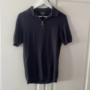 Mörkblå halv zip - Säljer en mörkblå halv zip t-shirt som jag köpte förra sommaren för 350 kr. Den är i mycket fint skick.