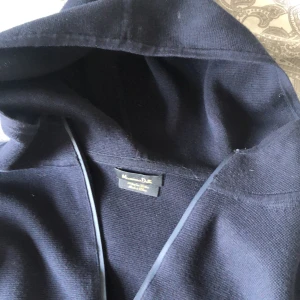 Massimo Dutti Hoodie - Massimo Dutti luvtröja i storlek L, säljes pågrund av att tröjan är för stor för mig. Inte använd. Nytt skick.