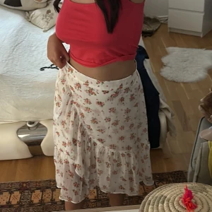 Blommig kjol - En jättefin blommig sommar kjol🌸