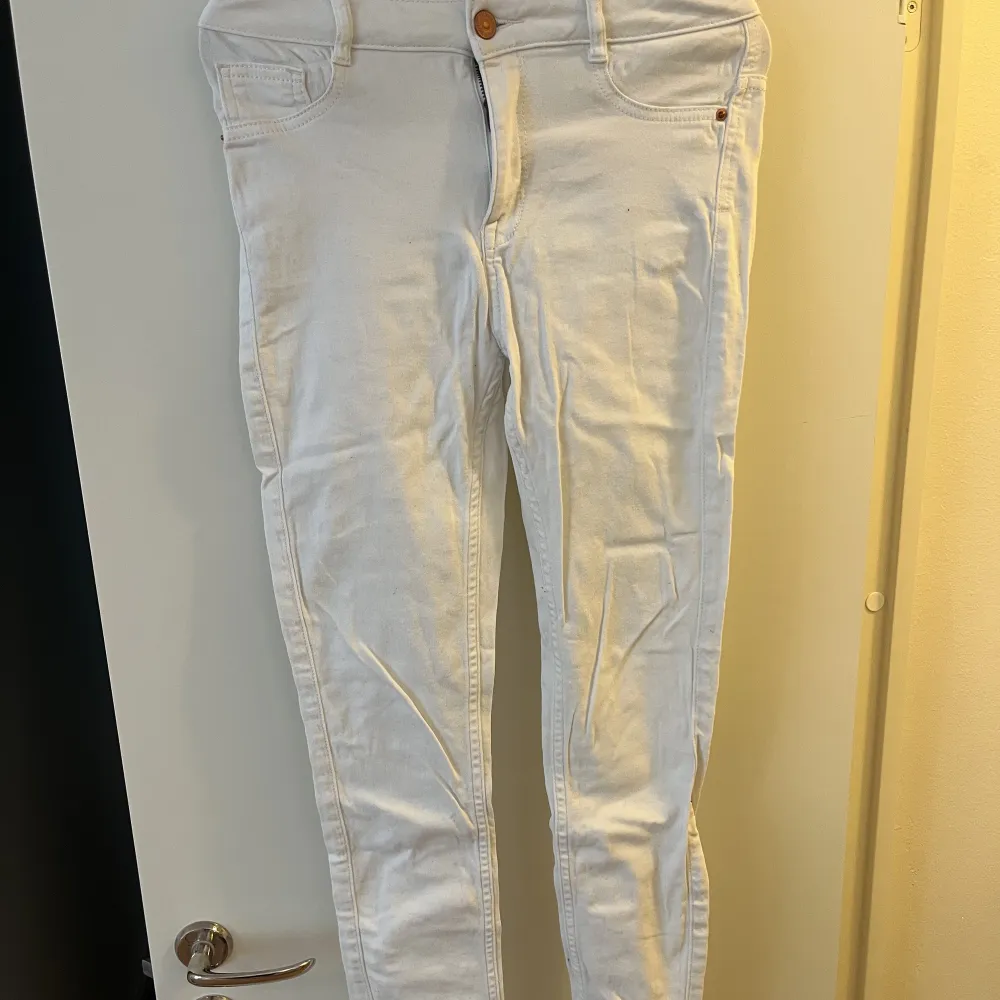 Ett par gina tricot perfect jeans (MOLLY JEANS) som inte alls är använda! Den gamla versionen . Jeans & Byxor.