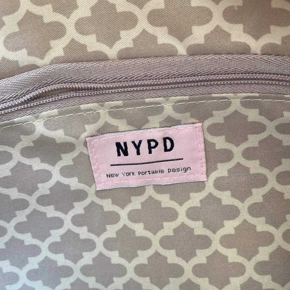 Rymlig strandväska från NYPD. Aldrig använd. Accessoarer.