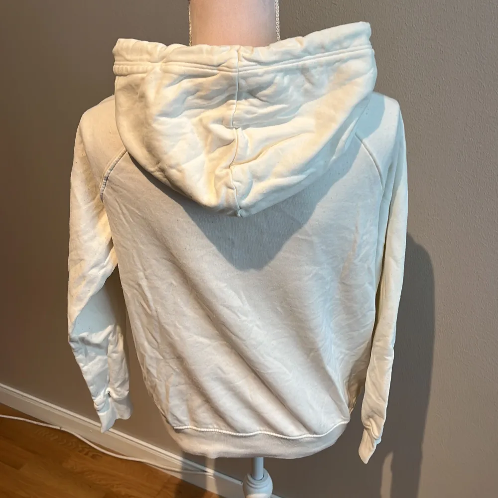 Super fin offwhite hoodie som är använd ett par gånger! Relativt mjuk innut i! Frakt kostar 89kr!!. Tröjor & Koftor.