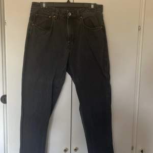 Säljer mina Vailent jeans i storlek M som jag köpt på carlings. Jag säljer dom då jag inte använder dom längre. Jag säljer dom för 300kr