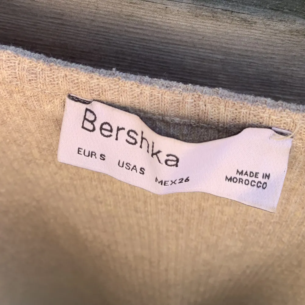 Beige klänning från Bershka i strl S. Köparen står för eventuella fraktkostnader.. Klänningar.