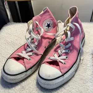 Rosa Converse i superbra skick. Går att styla så fint nu till sommaren och gör sig jättefina till tex marinblått, grått osv. 