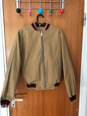 Jacka vintage - Superfin vårig jacka. Kort i passformen. Dm:à vid fler frågor