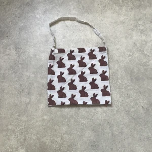 Cute bunny väska - Söt kanin väska som jag köpte ifrån h&m. Jag har inte använt väskan och den är gullig. 