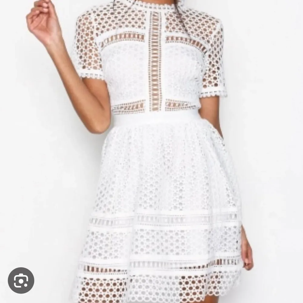 Säljer denna vita klänningen från bymalina. Jag har aldrig använt den då den inte riktigt passade. Köpte den nyss begagnat med prislappen på. Skriv om ni är intresserade🤍🤍. Klänningar.