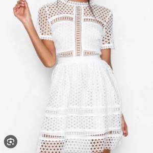 Säljer denna vita klänningen från bymalina. Jag har aldrig använt den då den inte riktigt passade. Köpte den nyss begagnat med prislappen på. Skriv om ni är intresserade🤍🤍