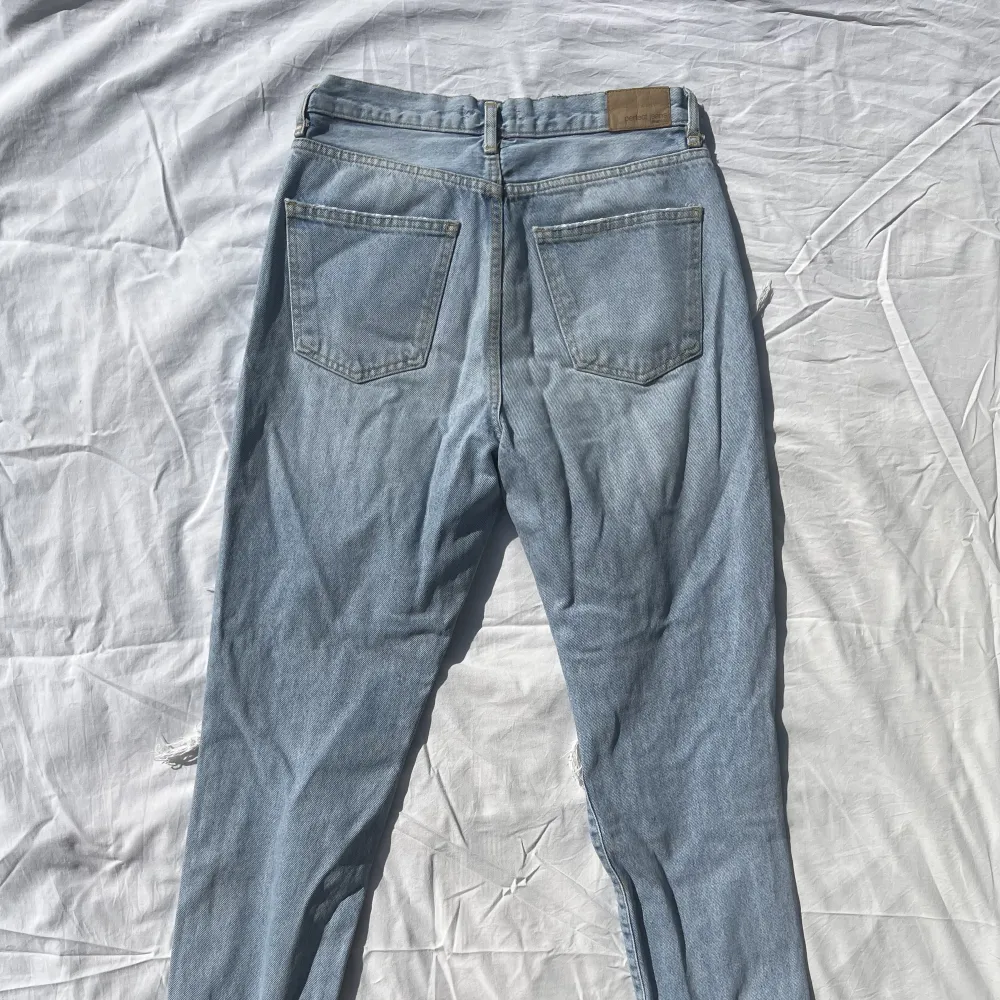 Ljusa ripped jeans från Gina 💞några ljusa fläckar från keramik som ej gått bort i tvätt men knappt är synliga, se sista bild . Jeans & Byxor.