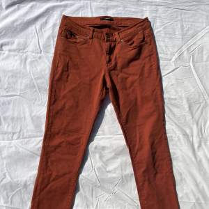 Kopparfärgade jeans med tight passform och söt kedjedetalj vid ficka 💕bra skick 