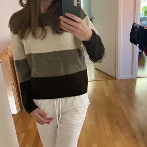Stickad tröja - Säljer denna fina stickade tröja från H&M då den ej kommer till användning längre. Använd sparsamt så den är i bra skick!