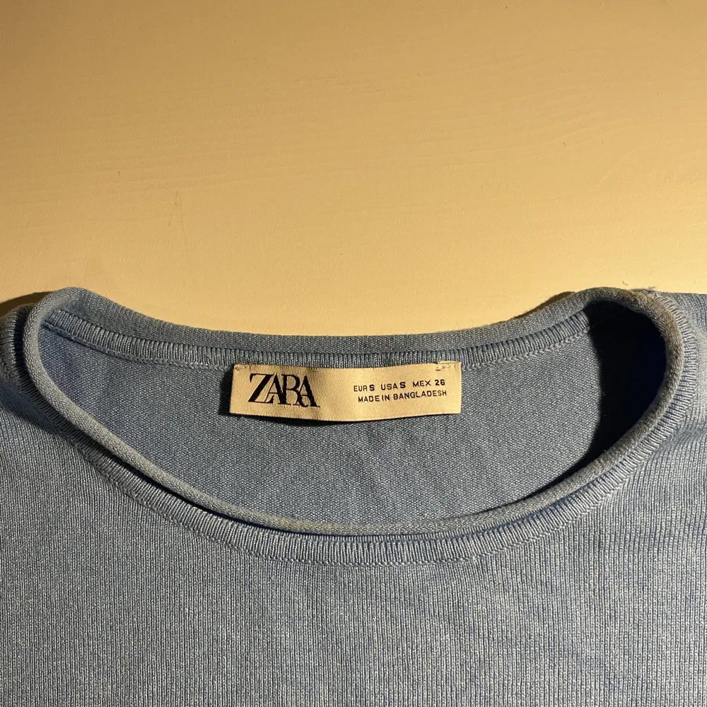 Supersnygg topp/t shirt från zara i viscose material, nyskick! . Yläosat.