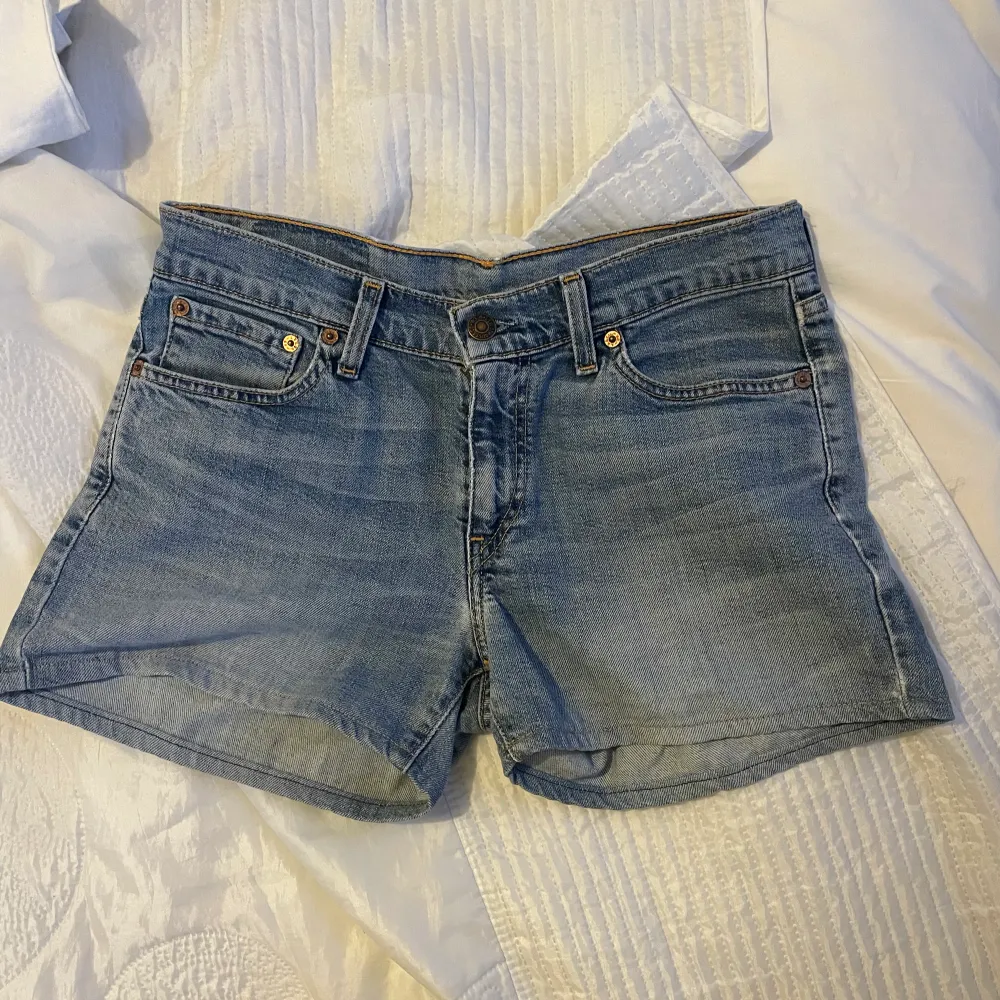 Så snygga vintage Levis shorts i strl 36. En defekt vid fickan och därav priset, dock jättelätt att fixa (är själv bara latt). Samt att man inte ser igenom ”hålet”.. Shorts.