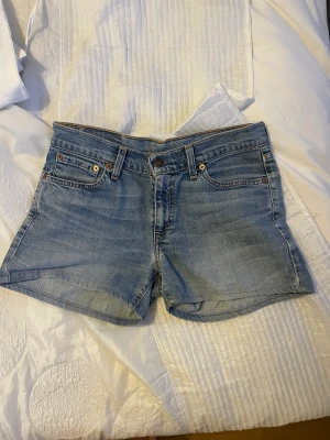 Levis shorts strl 36 - Så snygga vintage Levis shorts i strl 36. En defekt vid fickan och därav priset, dock jättelätt att fixa (är själv bara latt). Samt att man inte ser igenom ”hålet”.