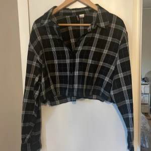 Skjorta - Jättefin skjorta från H&M, men man kan även använda den som en kofta över ett linne t. ex. 