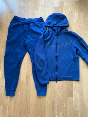 Nike tech sett - Säljer mitt Nike tech sett då dem ej kommer till användning. Settet kostar 800 och separat 500  kan mötas upp eller frakta  köpare står för frakt. Finns en liten fett fläck på hoodien men som man knappt ser 