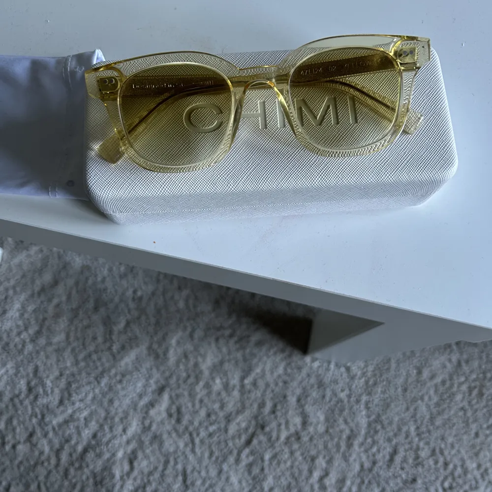 Super snygga Chimi solglasögon med ljus tint. Fortfarande i topp skick med välbehållna tillbehör som box och tvätt-dukar.  Köpta för 1199. Övrigt.