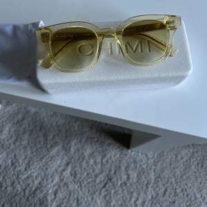 Super snygga Chimi solglasögon med ljus tint. Fortfarande i topp skick med välbehållna tillbehör som box och tvätt-dukar.  Köpta för 1199