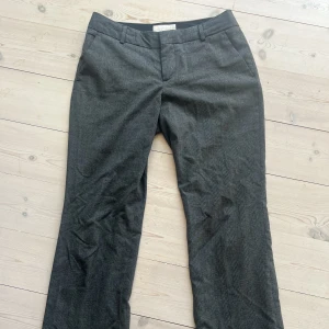 Lågmidjade kostymbyxor - Gråa kostymbyxor med låg midja i mycket bra skick! 