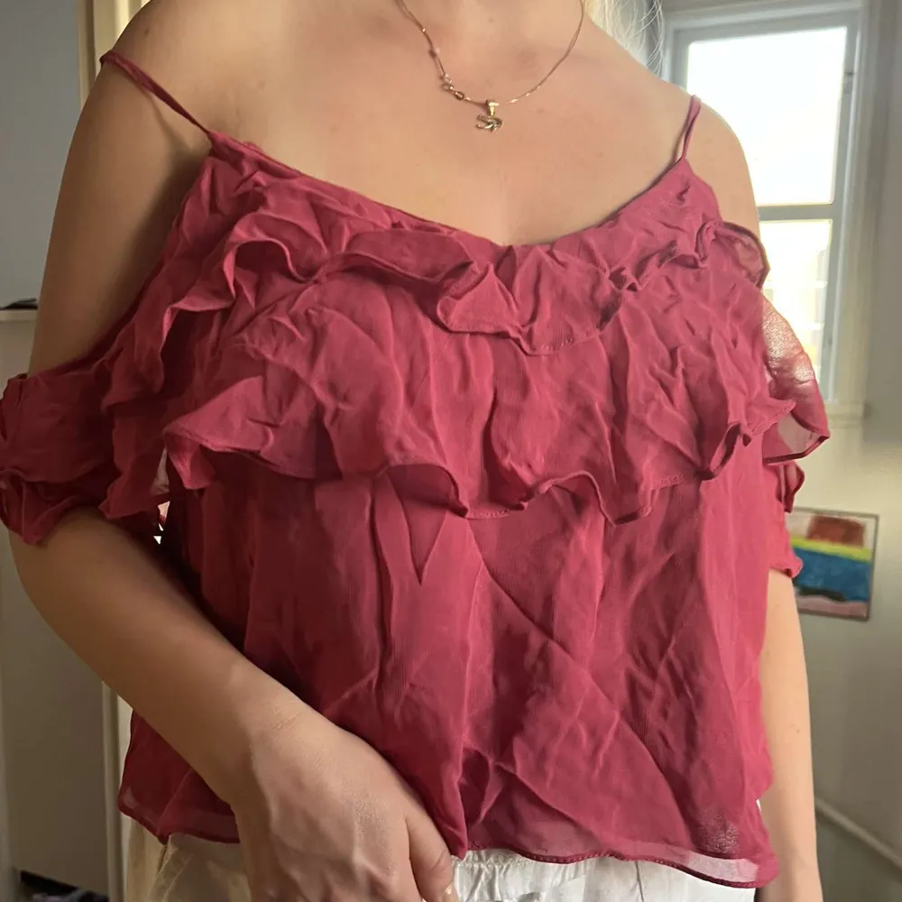 Ett jättefint rosa linne från Zara i mesh med volanger. Sparsamt använt.. Toppar.