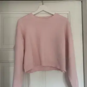 Säljer rosa jättefin tröja från Vero Moda. Jättesnygg att ha över en klänning eller kjol! Något lite croppad