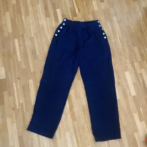 Marinblå kostymbyxor i linne med vida ben och knappar  (Den är marinblå men det klarblå ut på bilden)