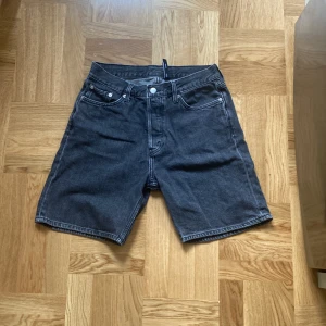 Svarta shorts/jorts. - Shortsen/jortsen är i ett bra skick. Baggyshorts.