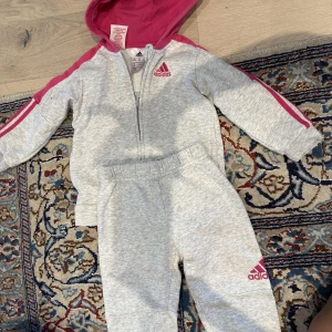 Adidaskläder  - Säljer adidaskläder som helt nya använda några få gånger. Bra skick. 
