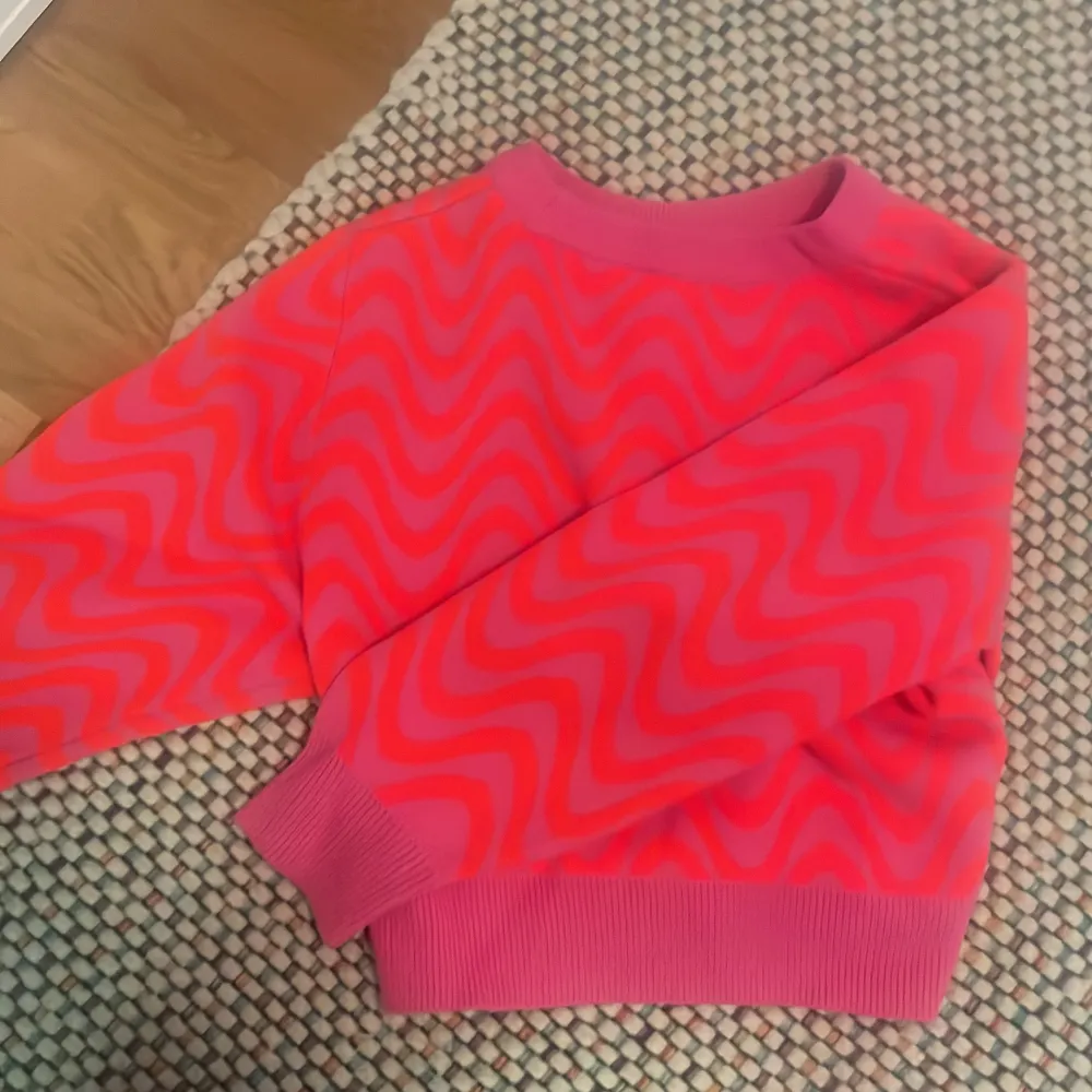 Denna tröjan är otroligt fin, rosa och röd! Lite magtröja-aktig. Perfekt att ha på kalas, eller bara vanligt till skolan! Säljs pga att jag inte använder den.. Stickat.
