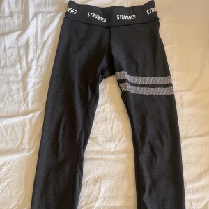 Träningsbyxor  - Hero tights från Stronger. Använda bara några få gånger då dom var för små.  Rek pris 699