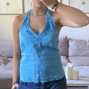 Halterneck topp  - Halterneck topp med söta detaljer!! Knyts i nacken