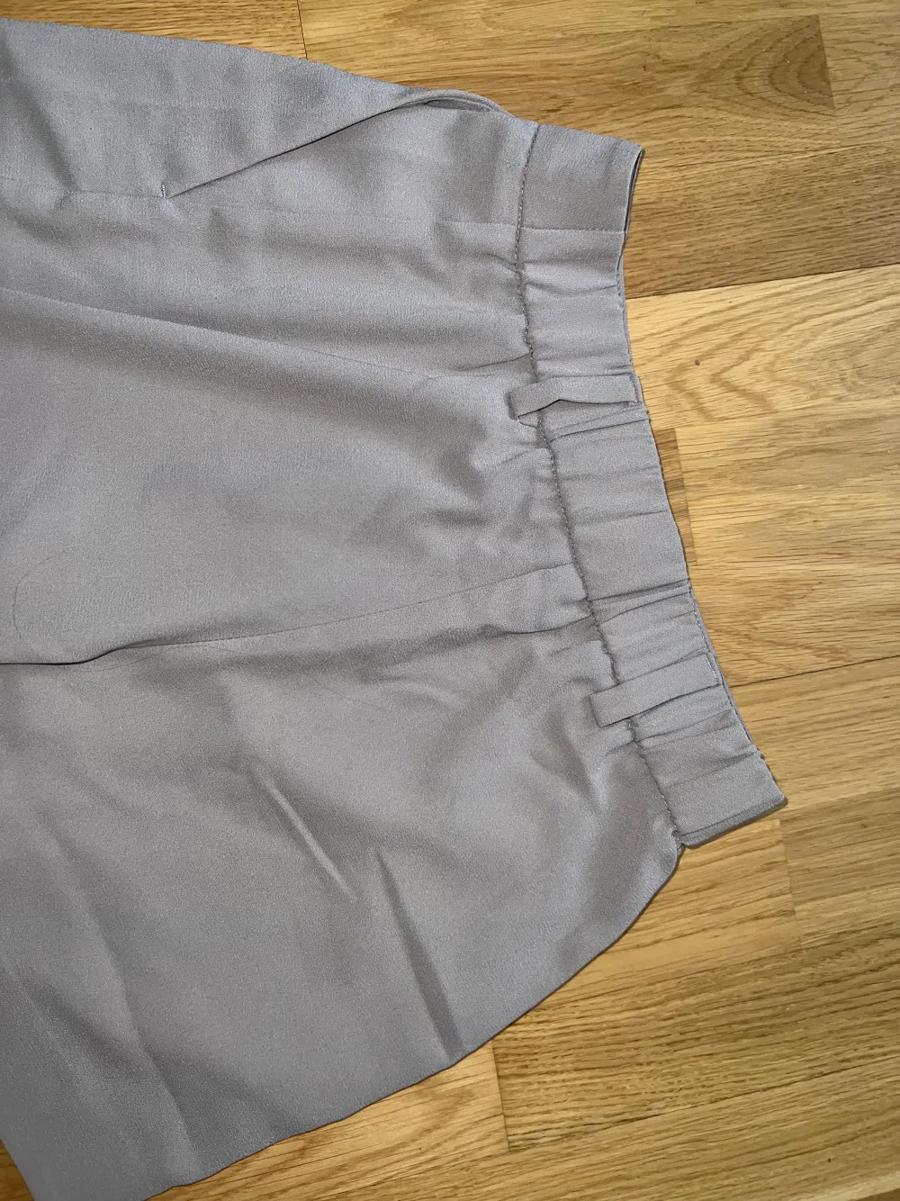Gråa/khaki frestade shorts från H&M. Dom passar perfekt med en vit blus nu på sommaren. Säljer pga att de inte passar längre 💕. Shorts.