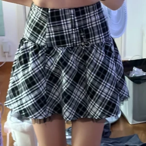 Svart vit kjol köpt från Kappahl  - Säljer för när jag köpte den från en annan tjej så blev det helt fel storlek. Höll i en bit av kjolen på bild 1. Passar de som är mellan M och L ! Klicka på köp om du vill köpa, kontakta om du har frågor!