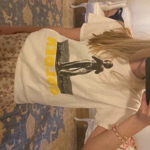 Harry Styles tröja💕 - Använd 1x gång, är ifrån Harry Styles webbshop. Är som ny! Perfekt om du ska till Love on Tour. Eftersom att leveranstiden på hans sida kan ta månader💕🤩strl S, men är lite större i modellen så är väldigt flexibel. Unisex också.