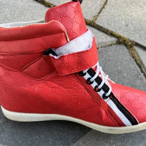 Cheap women shoes  - Red high boots (strl 38) 100:- Black lace shoes (strl 38/39) 70:- Blue winter boots (strl 38) 100:-