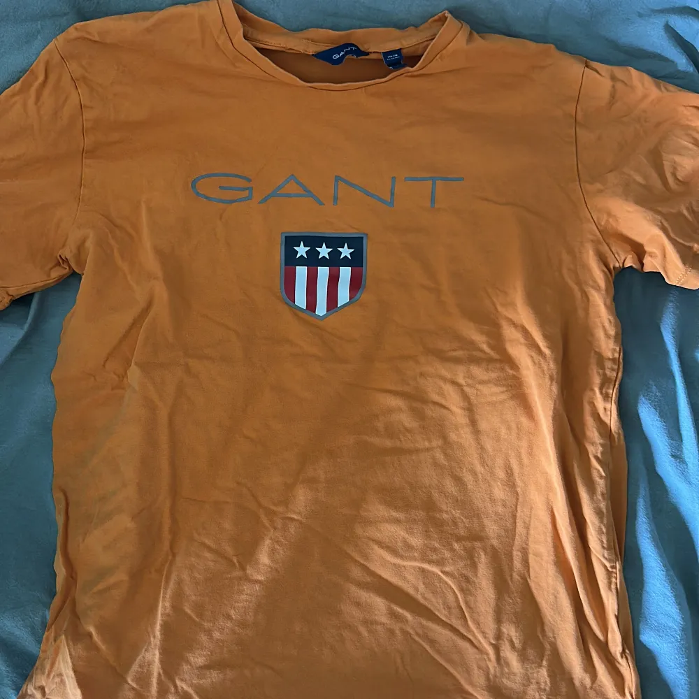 Jag säljer en Gant T-shirt i orange och en  Calv in Klein t-shirt i mörk blå! Som nya. T-shirts.