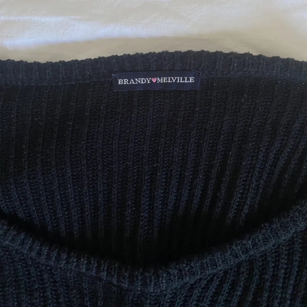 🌚 stickad tröja från Brandy Melville! Perfekt att slänga över klänningar/toppar. Marknadsförs som storlek one size, men passar XS-M beroende på hur du vill ha passformen. Frakt tillkommer!. Stickat.