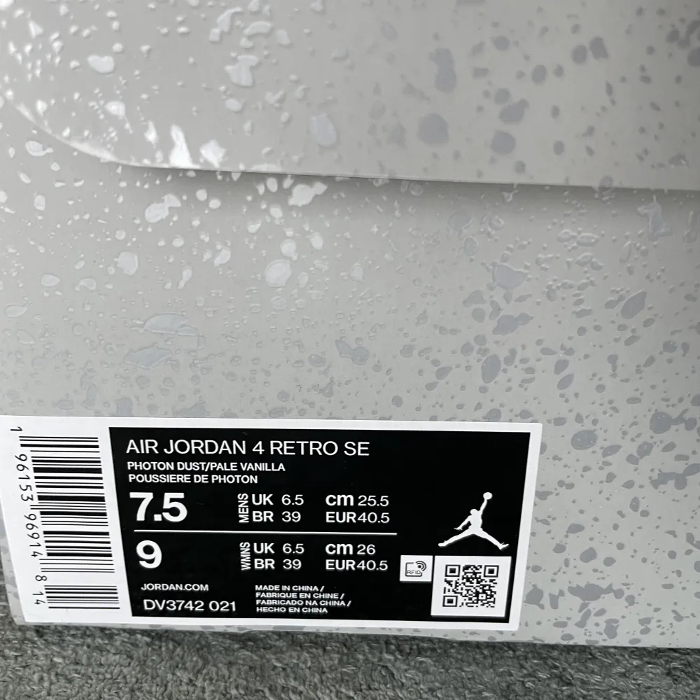 Nya & oanvända Air Jordan 4 Retro SE ’Photon Dust’ i storlek US7,5 = EU40,5. Digitalt kvitto finns från SNKRS. Skickas dubbelboxade i originalkartongerna. Kontakta för fler bilder eller vid frågor. Köparen står för frakten. . Skor.
